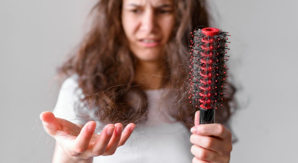 Chute de cheveux diffuse chez la femme : comment la reconnaître et la traiter