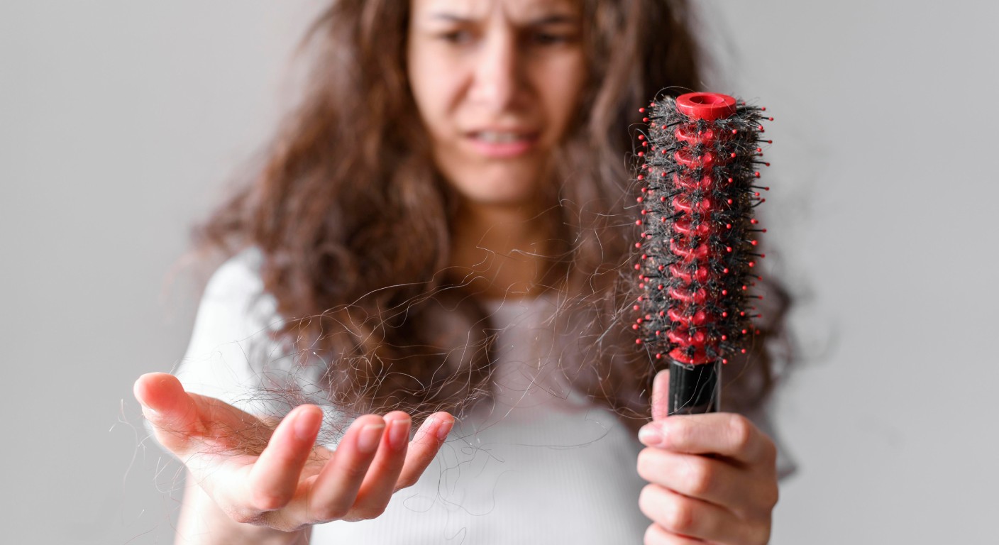 Chute de cheveux diffuse chez la femme : comment la reconnaître et la traiter